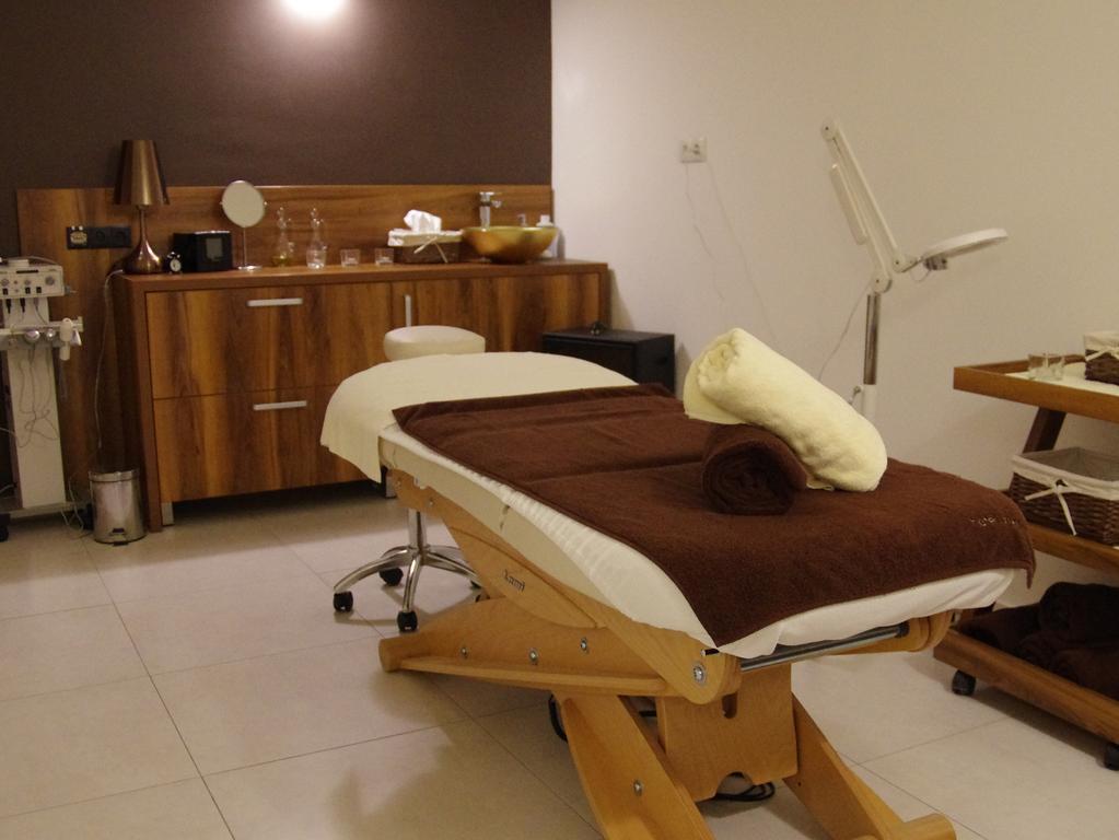 Hotel Uniejow Kültér fotó
